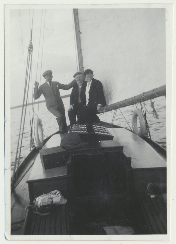 foto, kindralmajor Tõnis Rotberg ja 2 teist purjekal, u 1930