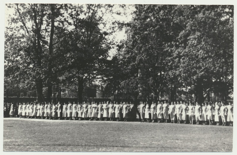 foto, Viljandi, ülemaalised naiskodukaitse päevad, rivistus gümnaasiumi pargis, 1939, foto A. Järvekülg