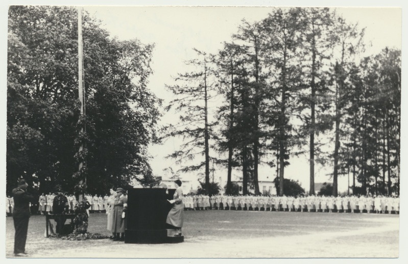 foto, Viljandi, ülemaalised naiskodukaitse päevad, rivistus gümnaasiumi pargis, 1939, foto A. Järvekülg