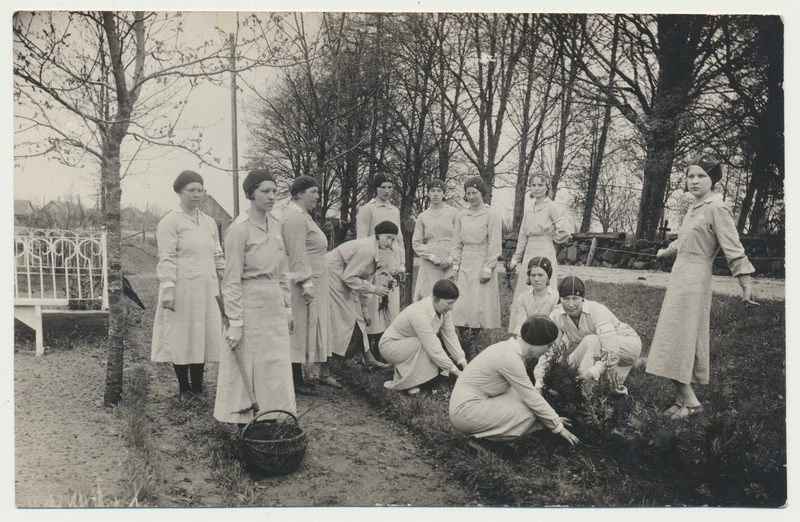 foto, Viljandimaa, Kolga-Jaani kalmistu, kodutütred korrastamas, u 1935