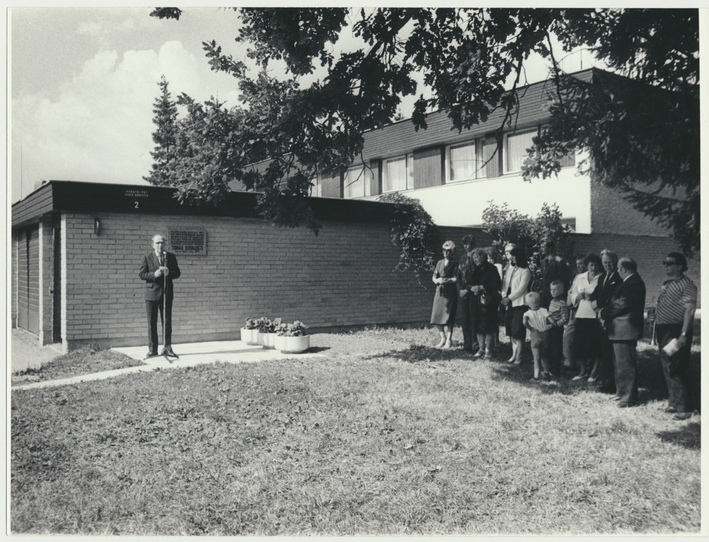 foto, Viljandimaa, Viiratsi, mälestustahvli avamine (?) T. Sooalustele, 1983, foto E. Veliste