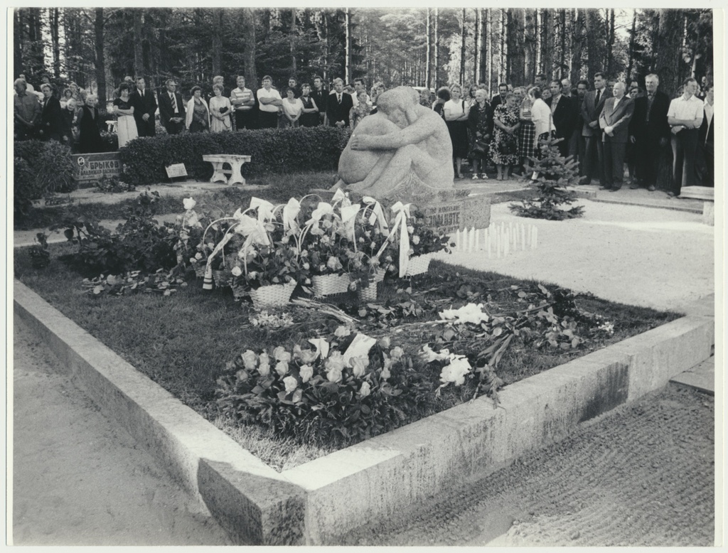 foto, Viljandi, Metsakalmistu, T. Sooaluste hauaplats, 1983, foto E. Veliste