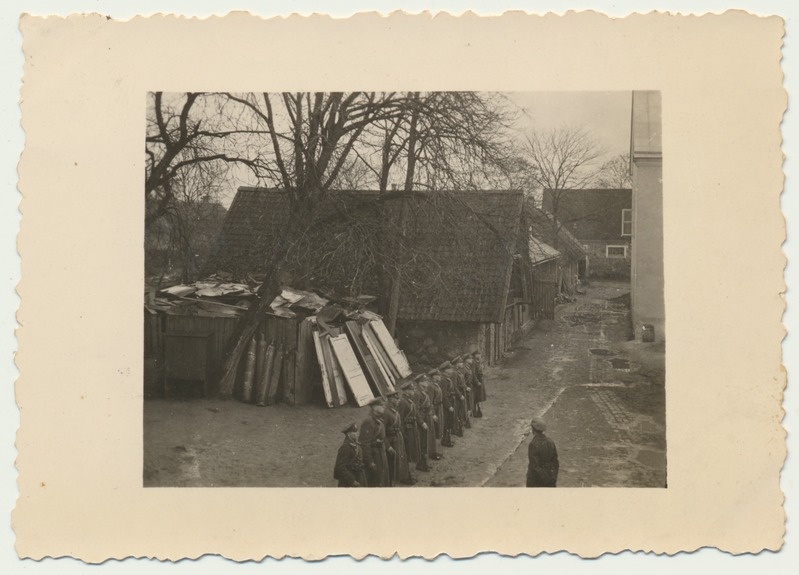 foto, Viljandi, Tallinna tn 20, Sakala Partisanide Pataljon, rivistus kasarmu õuel, 1939
