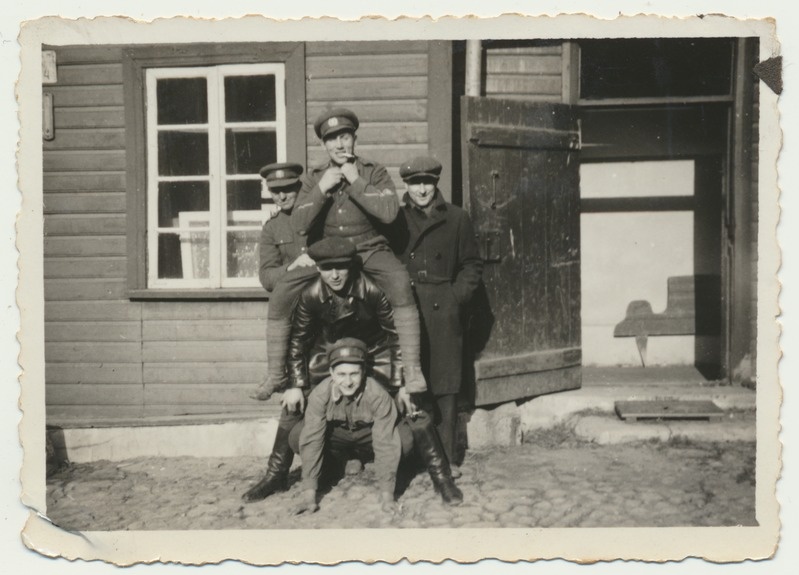 foto, Viljandi, Sakala Partisanide Pataljon, töökompanii staabi maja, 5 meest, 1939