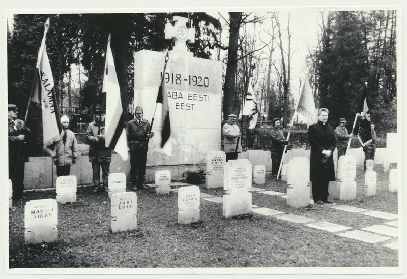 foto, Viljandi, Sakala Partisanide Pataljoni mälestustahvli taasavamine, 26.04.1992, foto L. Kadalipp