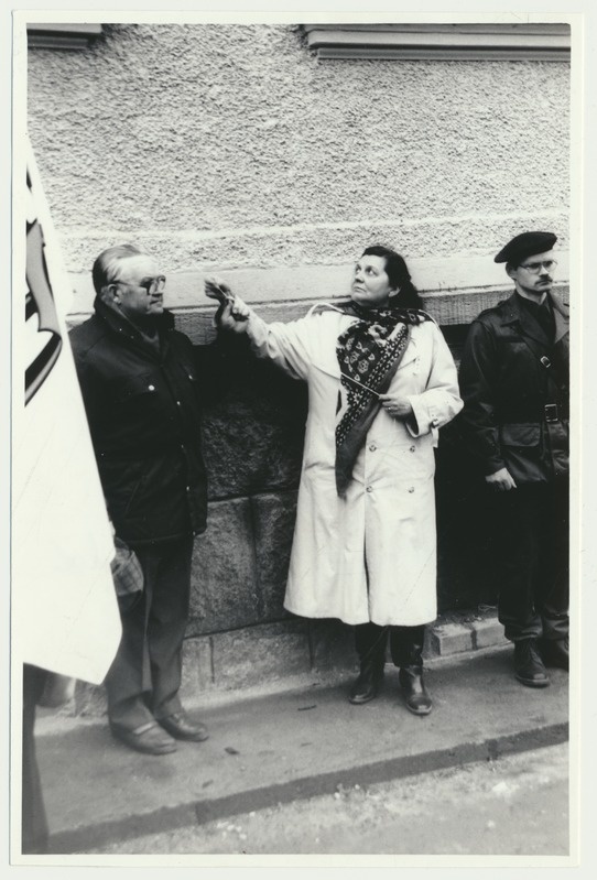 foto, Viljandi, Sakala Partisanide Pataljoni mälestustahvli taasavamine, 26.04.1992, foto L. Kadalipp