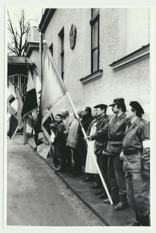 foto, Viljandi, Sakala Partisanide Pataljoni mälestustahvli taasavamine, 26.04.1992, foto L. Kadalipp