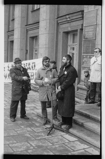 Miiting of people in the center of Jõhvi; performer