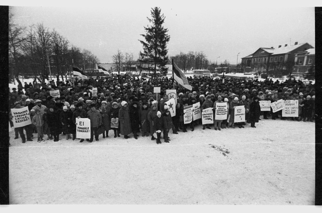 Gathering of those who stand for Estonian independence in the center square of Jõhvi; crowd with political slogans