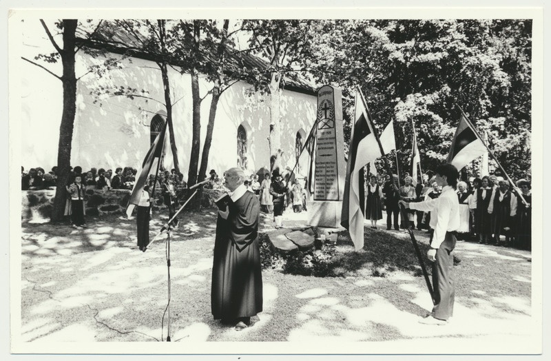 foto, Viljandimaa, Kolga-Jaani, Vabadussõja mälestussamba taasavamine, 1989, foto L. Kadalipp