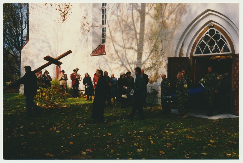 värvifoto, Viljandimaa, Paistu, metsavendade ümbermatmine kirikaeda, 1993, foto J. Pihlak
