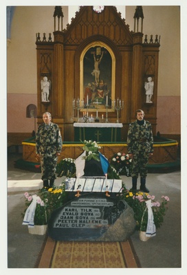 värvifoto, Viljandimaa, Paistu, metsavendade ümbermatmine kirikaeda, 1993, foto J. Pihlak  duplicate photo