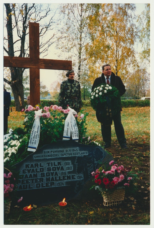 värvifoto, Viljandimaa, Paistu, metsavendade ümbermatmine kirikaeda, 1993, foto J. Pihlak