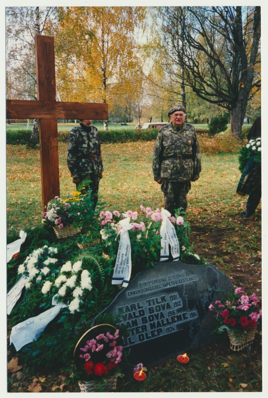 värvifoto, Viljandimaa, Paistu, metsavendade ümbermatmine kirikaeda, 1993, foto J. Pihlak
