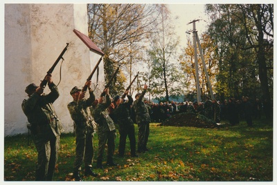 värvifoto, Viljandimaa, Paistu, metsavendade ümbermatmine kirikaeda, 1993, foto J. Pihlak  duplicate photo