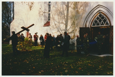 värvifoto, Viljandimaa, Paistu, metsavendade ümbermatmine kirikaeda, 1993, foto J. Pihlak  duplicate photo