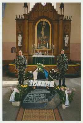 värvifoto, Viljandimaa, Paistu, metsavendade ümbermatmine kirikaeda, 1993, foto J. Pihlak  duplicate photo