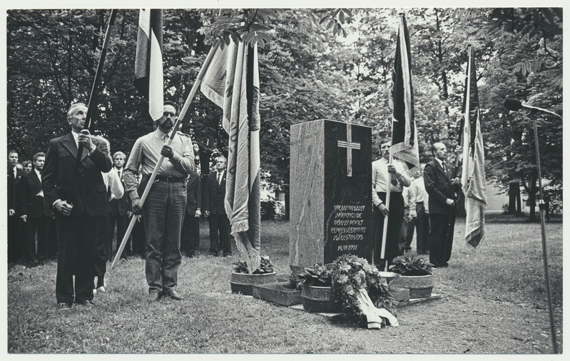 foto, Viljandi, represseeritute mälestussammas, avamine, 1991, foto E. Veliste
