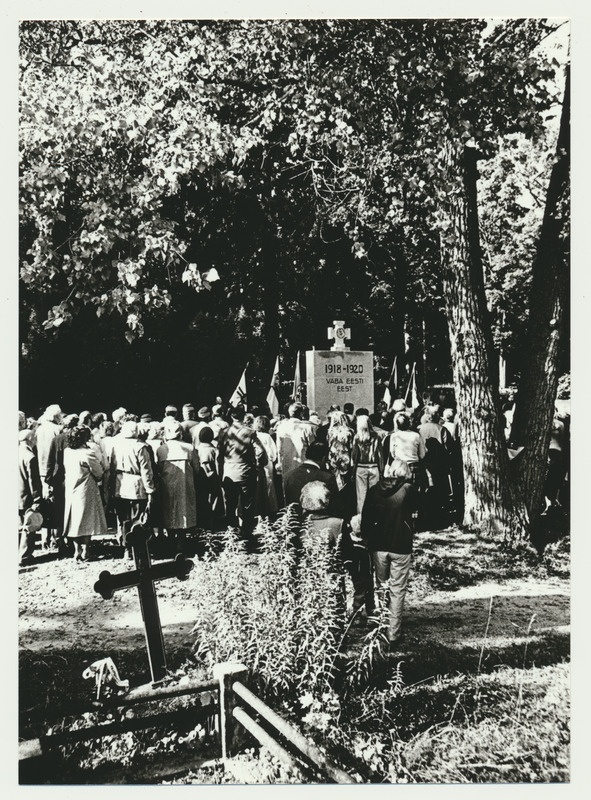 foto, Viljandi, Vabadussõjas langenute ühiskalmistu, taasavamine, 1991, foto E. Veliste