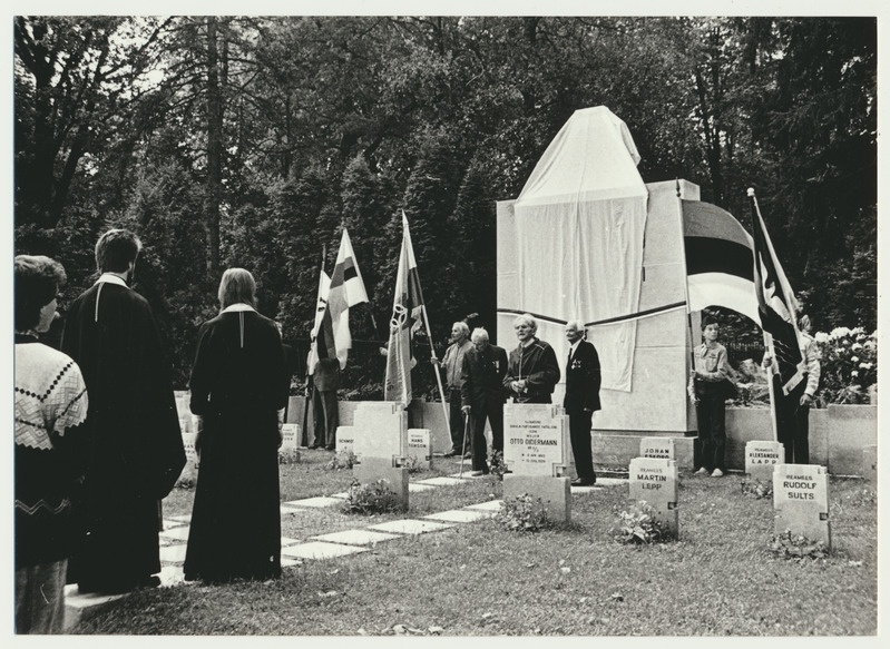 foto, Viljandi, Vabadussõjas langenute ühiskalmistu, taasavamine, 1991, foto E. Veliste