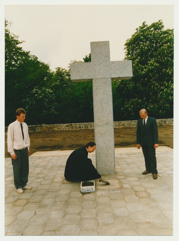 värvifoto, Viljandi Saksa sõdurite kalmistu, nurgakivi panek, 16.05.1993, foto M. Roosalu