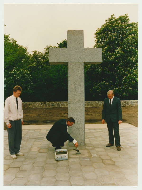värvifoto, Viljandi Saksa sõdurite kalmistu, nurgakivi panek, 16.05.1993, foto M. Roosalu