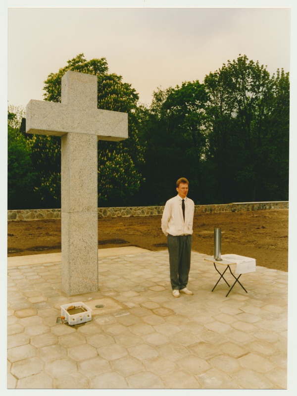 värvifoto, Viljandi Saksa sõdurite kalmistu, nurgakivi panek, J. Pihlak, 16.05.1993, foto M. Roosalu