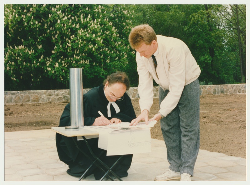 värvifoto, Viljandi Saksa sõdurite kalmistu, nurgakivi panek, J. Pihlak, J. Tammsalu, 16.05.1993, foto M. Roosalu