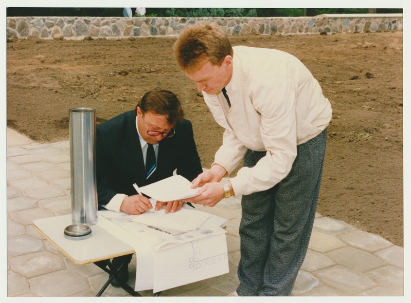 värvifoto, Viljandi Saksa sõdurite kalmistu, nurgakivi panek, J. Pihlak, R. Triisa, 16.05.1993, foto M. Roosalu