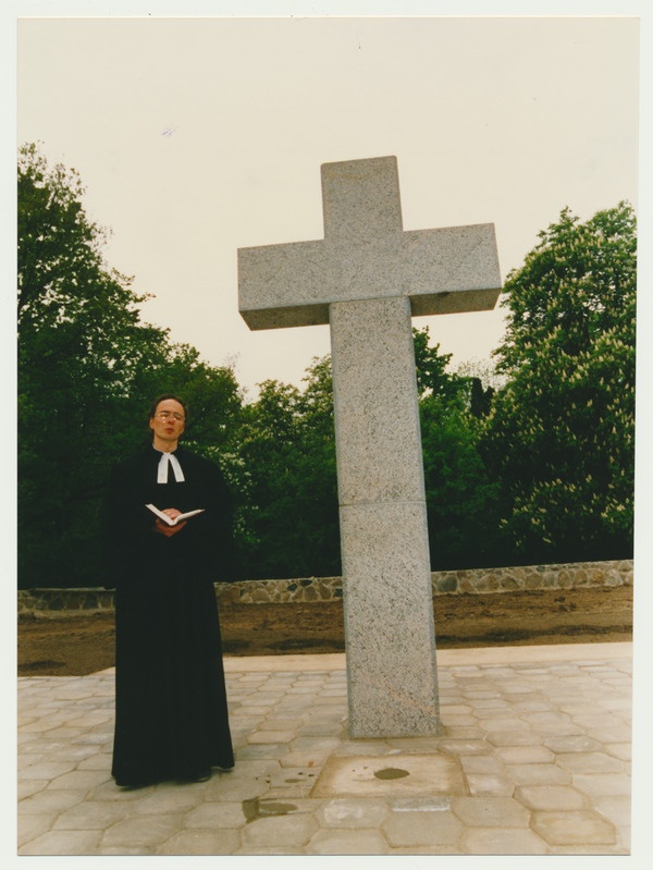 värvifoto, Viljandi Saksa sõdurite kalmistu, nurgakivi panek, J. Tammsalu, 16.05.1993, foto M. Roosalu