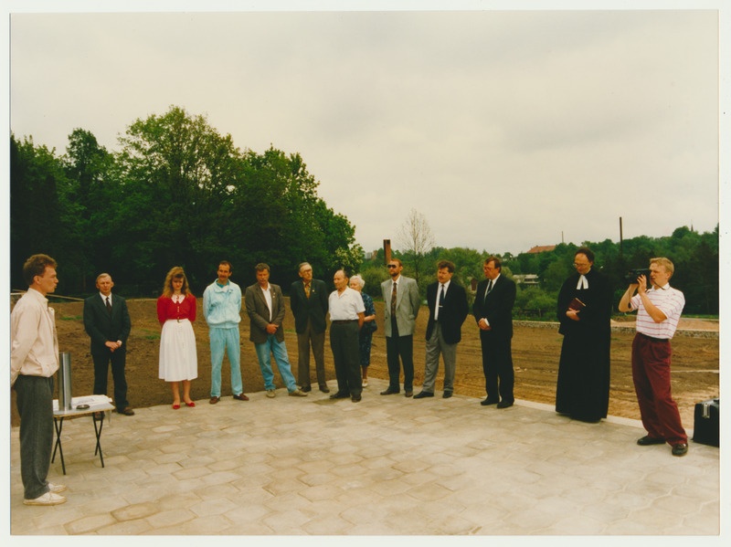 värvifoto, Viljandi Saksa sõdurite kalmistu, nurgakivi panek, grupp, 16.05.1993, foto M. Roosalu