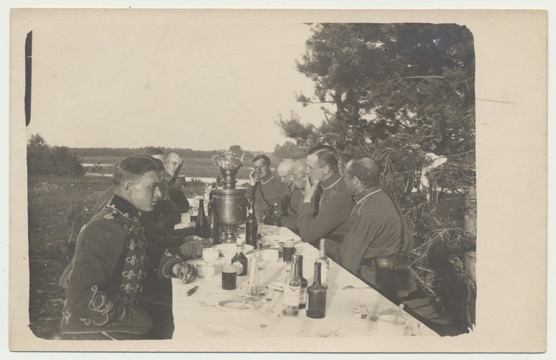 foto, Värska, sõjaväe laager, grupp laua ääres, 1925