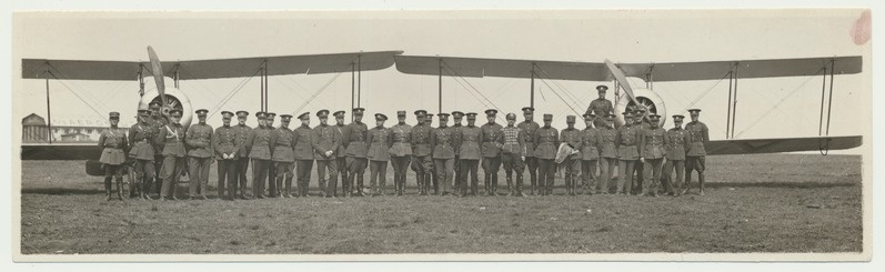 foto, Eesti, Kõrgem Sõjakool, grupp lennuväljal lennuki ees, 1926
