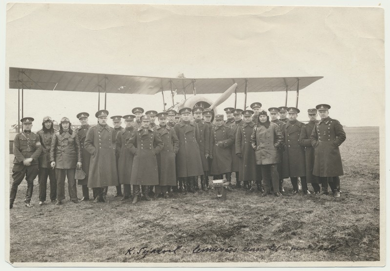 foto, Eesti, Kõrgem Sõjakool, grupp lennuväljal lennuki ees, 1926