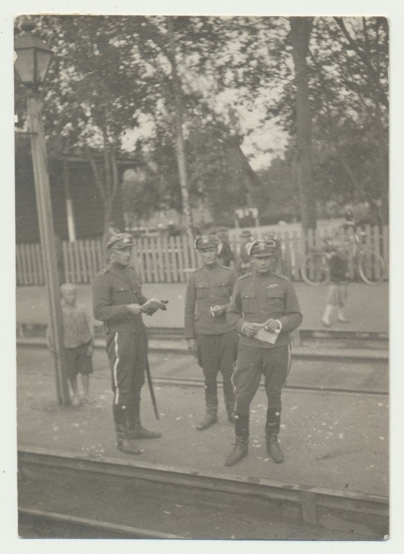 foto, Jõgeva raudteejaam, 3 sõjaväelast, 12.08.1930
