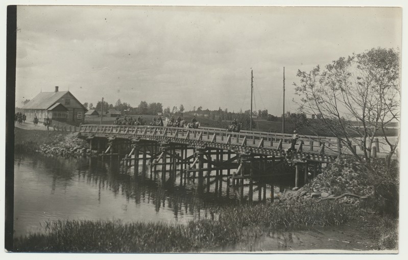 foto, Värska sõjaväelaager, ratsaväelased sillal, 1930
