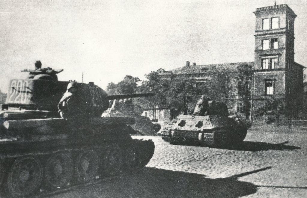 Photo. The first Soviet tanks in Tallinn in 1944.