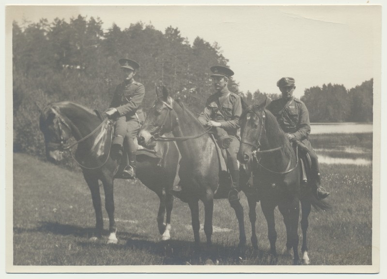 foto, 2 ratsaväelast hobustel, paremalt esimene M. Bergmann, 1931