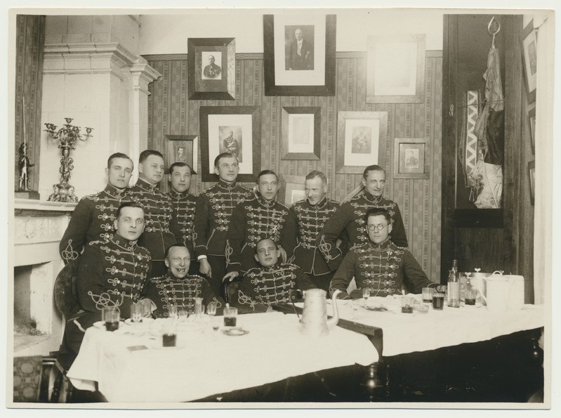 foto, Tartu, grupp ratsaväelasi peolauas, 1932, foto P. Grüneb