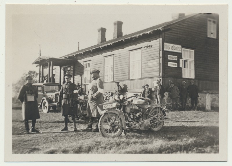 foto, Vohnja vallavalitsuse hoone, sõjaväelased, mootorratas, 1931