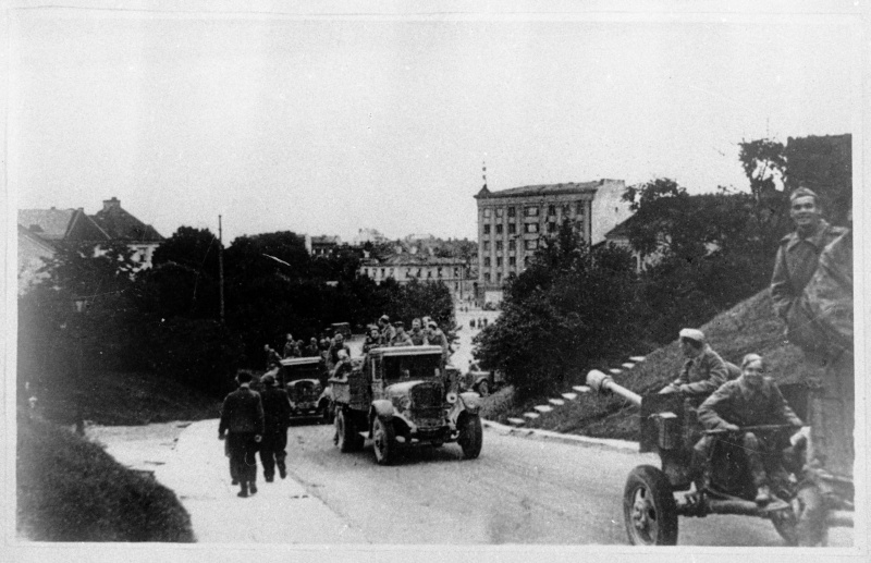 Soviet army tanks drive to Toompea