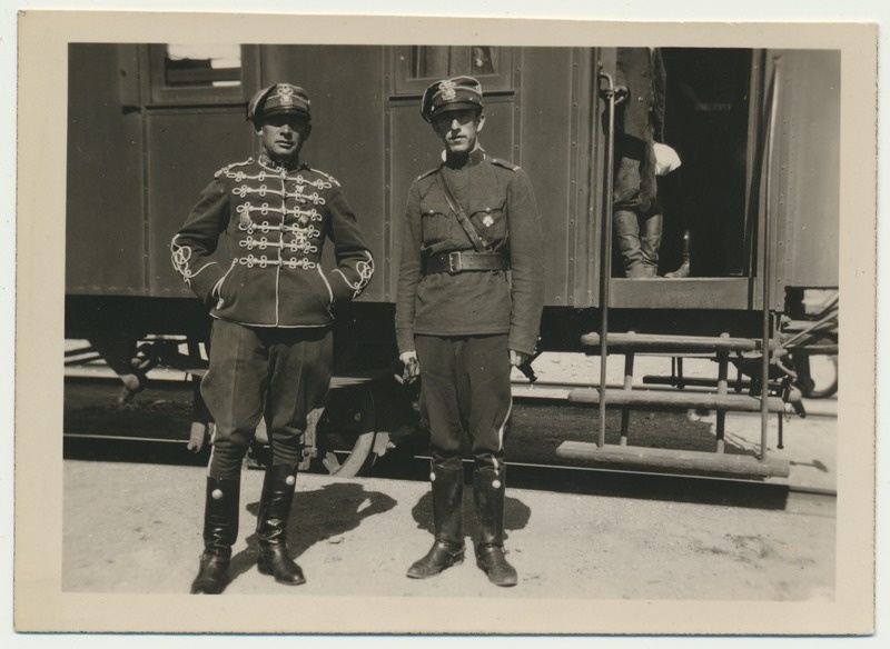 foto, Martin Bergmann ja ? rongivaguni ees, 1933