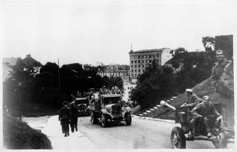 Soviet army tanks drive to Toompea