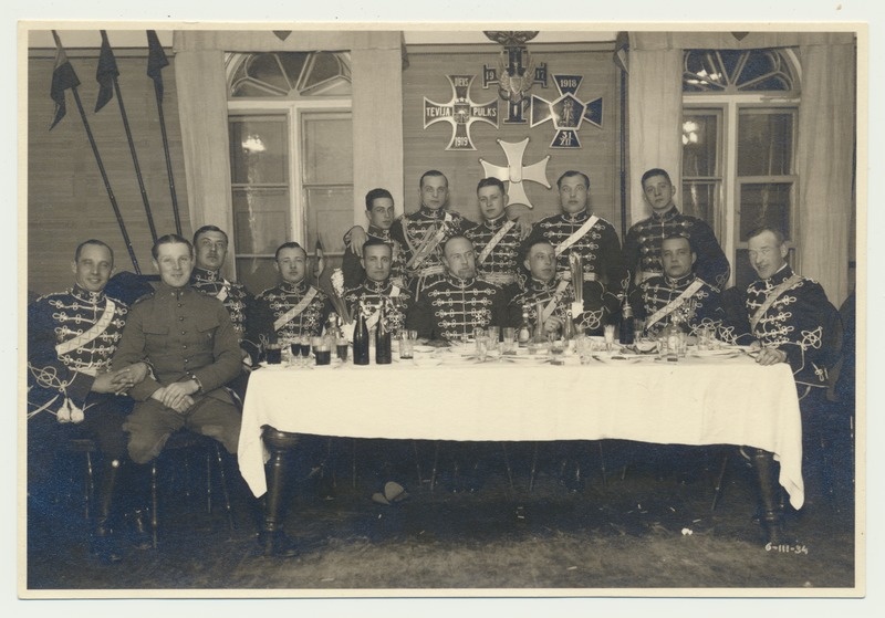 foto, Tartu, ratsaväelased peolauas, 1935, foto P. Krüner