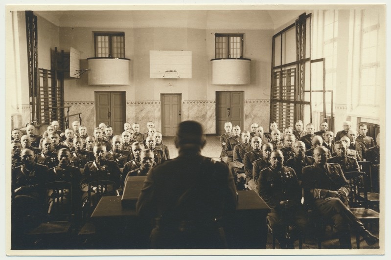 foto, Petseri, kooli saal, sõjaväelased väljasõidul, 1936