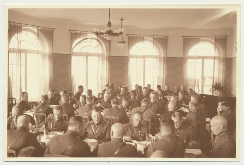 foto, Petseri, sõjaväelased väljasõidul, lõunalauas, 1936