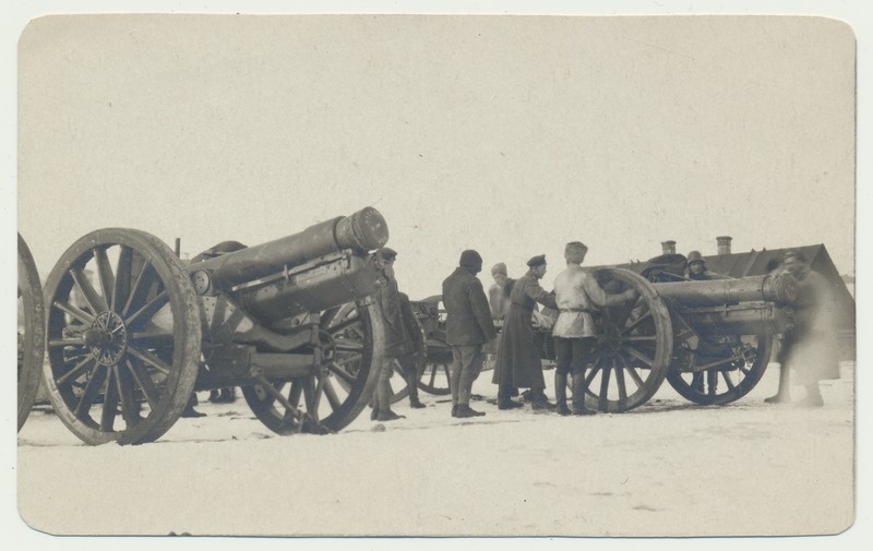 foto, Eesti Vabadussõda, kaks Inglise suurtükki- 152mm Vickersi haubits, mehed, u 1919, foto Parikas