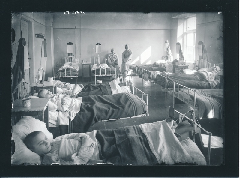 foto, Viljandi linna haigla, palat haigetega, 1921, foto J. Riet