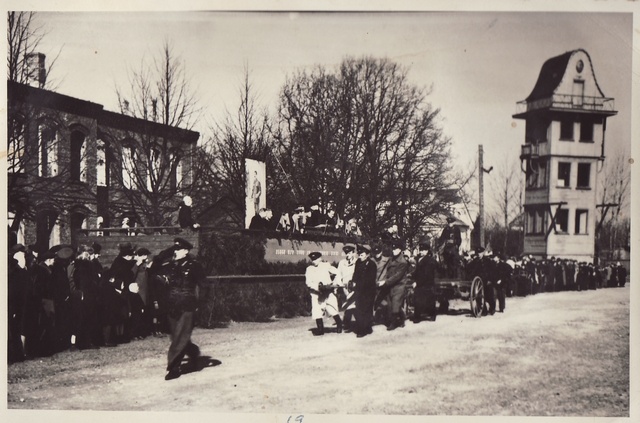A team carrying firefighting vankrit for the tribute in Pärnu firefighting parade in 1949.