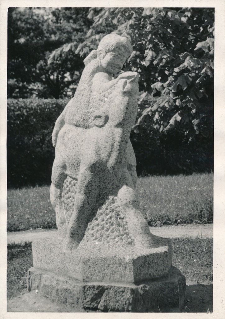 foto, Viljandi, Pioneeride park, kuju Noor naturalist, 1962, foto A. Kiisla